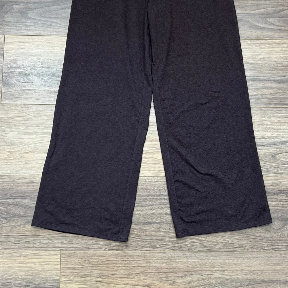 Vuori Halo Essential Wideleg Pant in Raisin Heather Brown Size Medium? - Picture 7 of 12